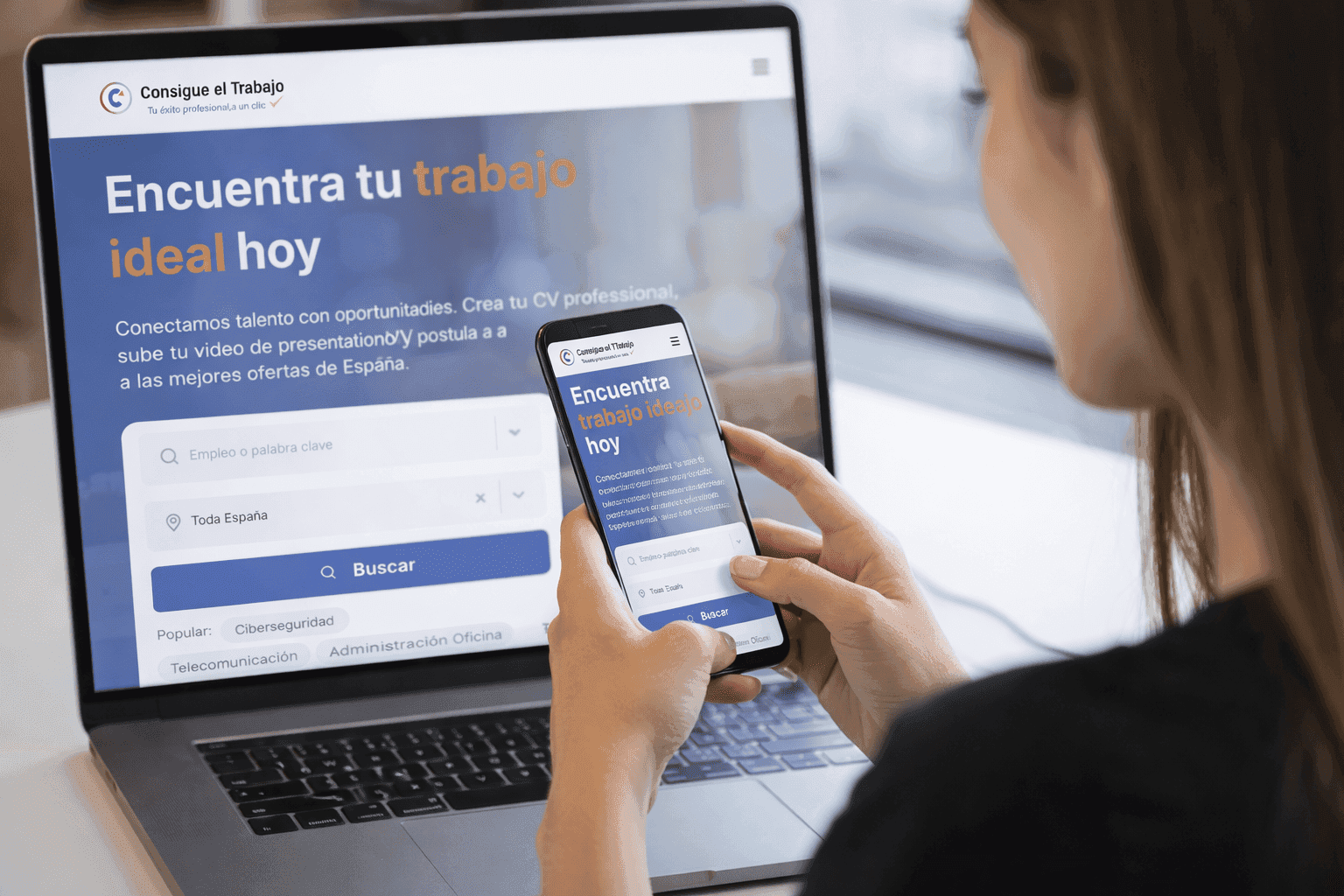 Equipo trabajando en oficina moderna