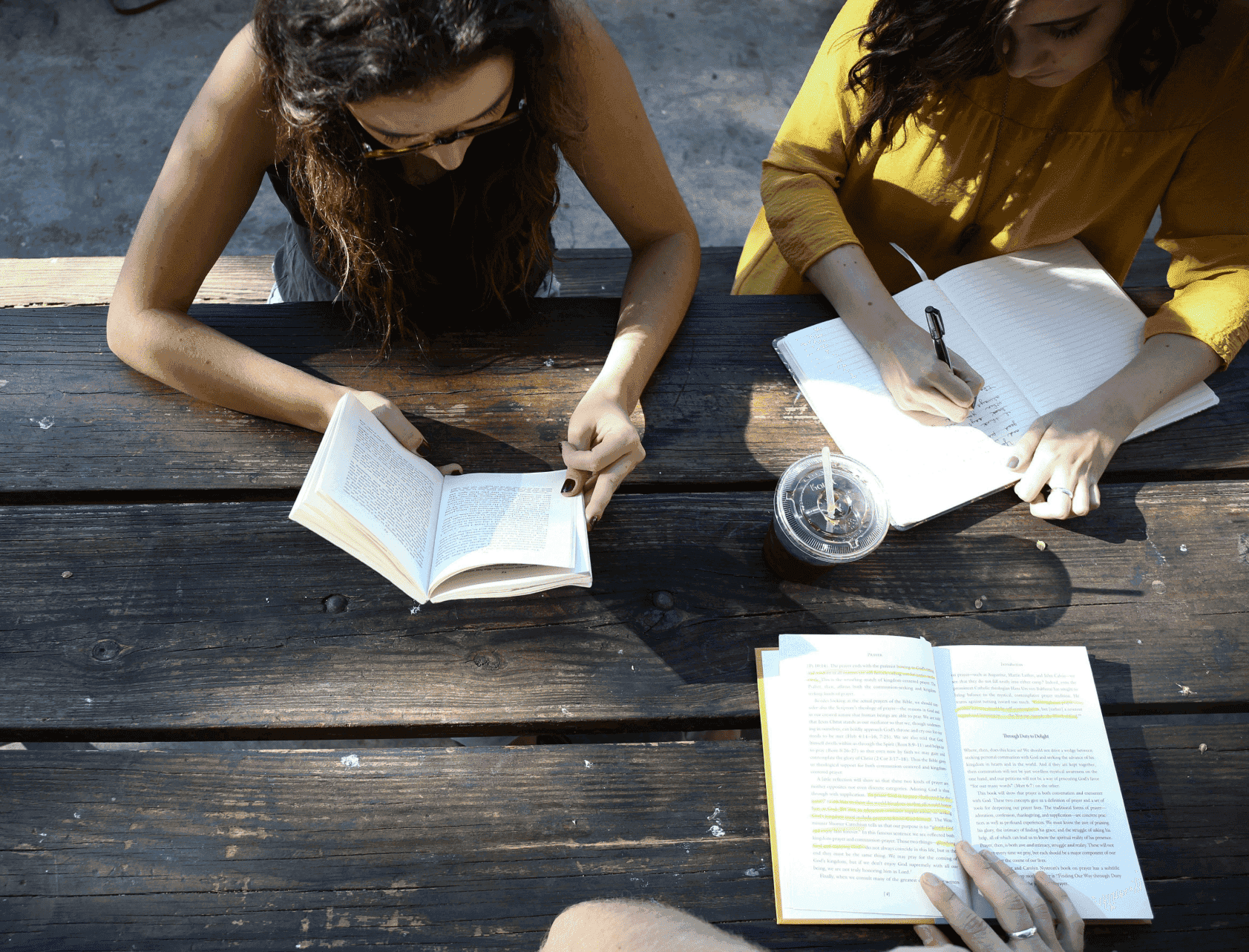 Mujeres estudiantes en centro educativo — fondo hero