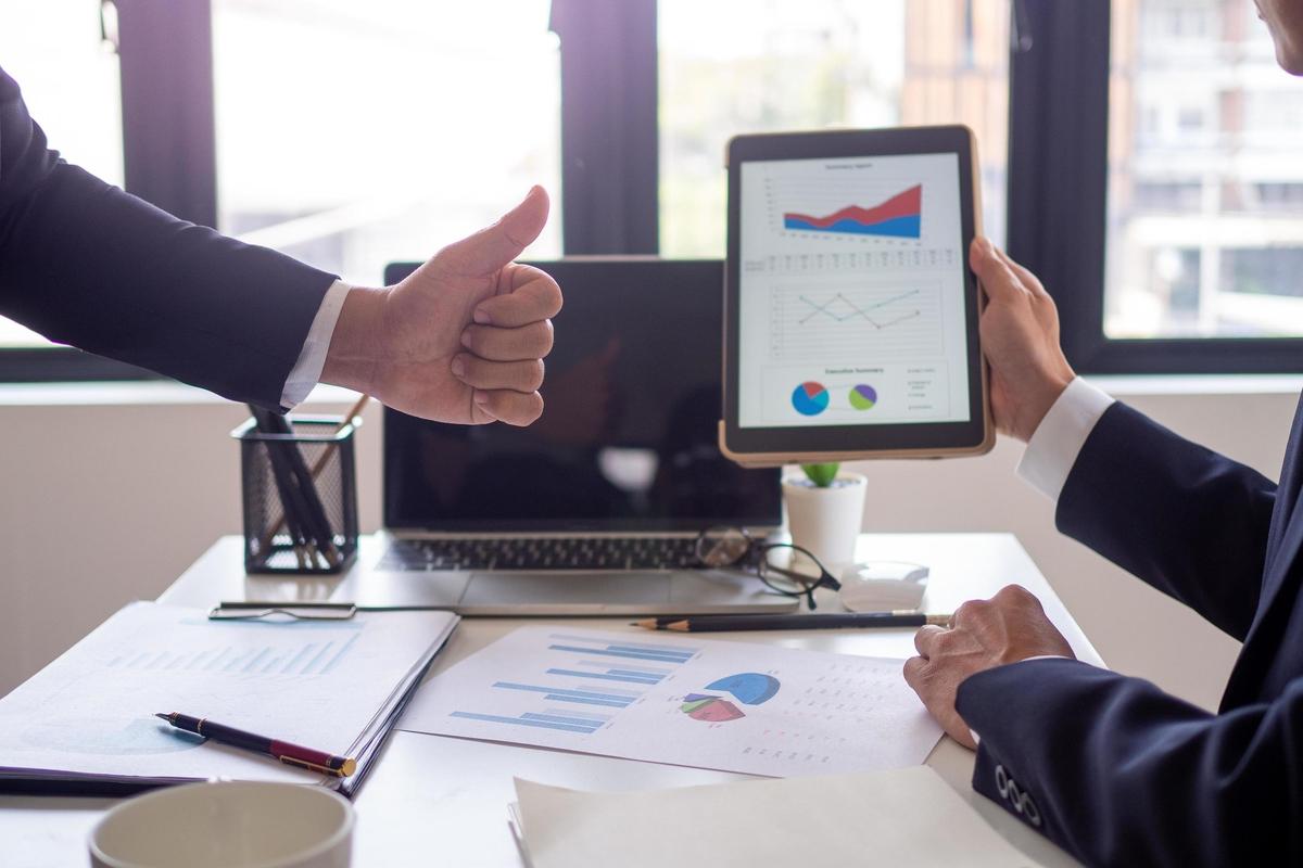 Profesional trabajando con herramientas digitales para mejorar la productividad laboral